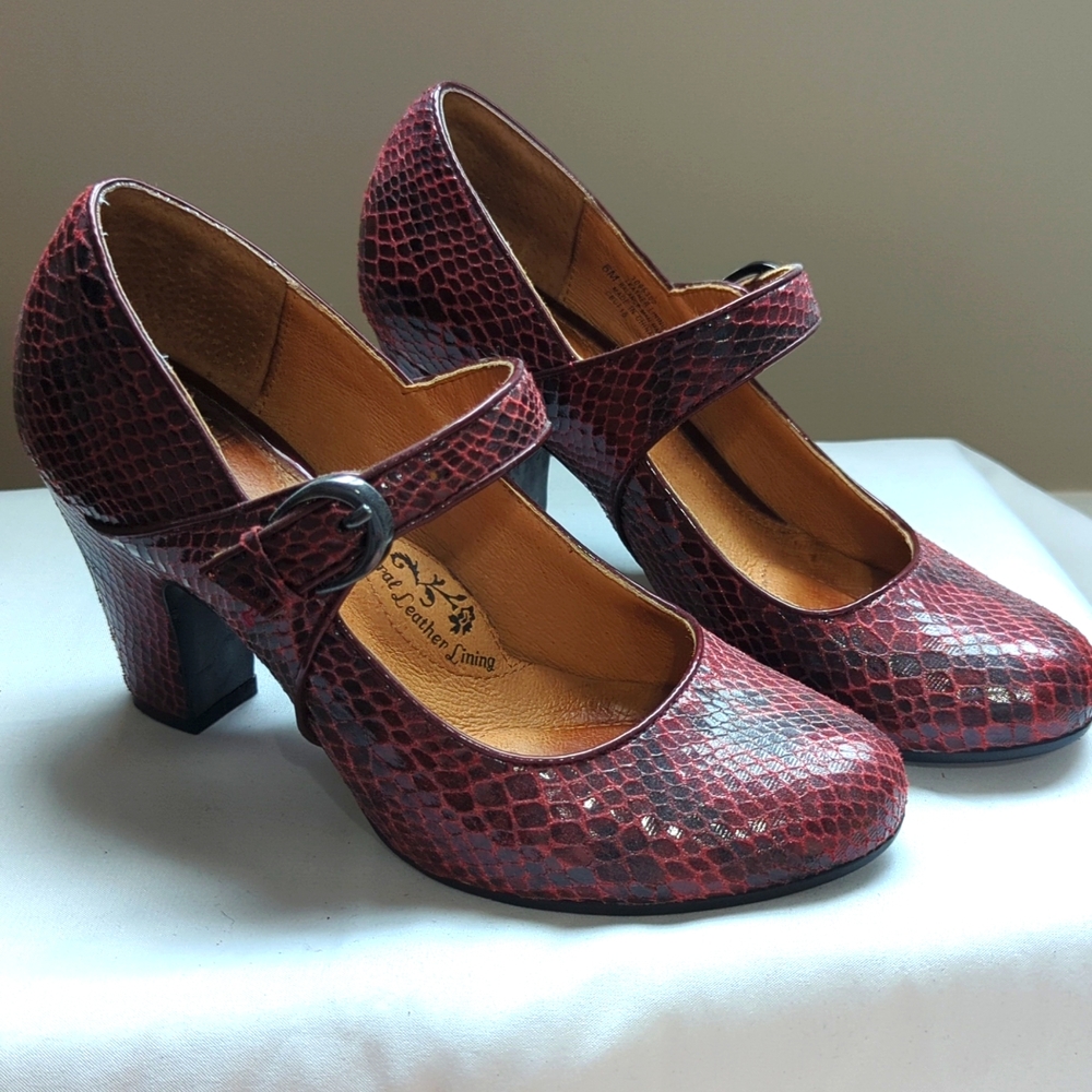 Women's Sofft Red Snakeskin Print Mary Jane Adjustable Buckle Heels Size 6 (six)